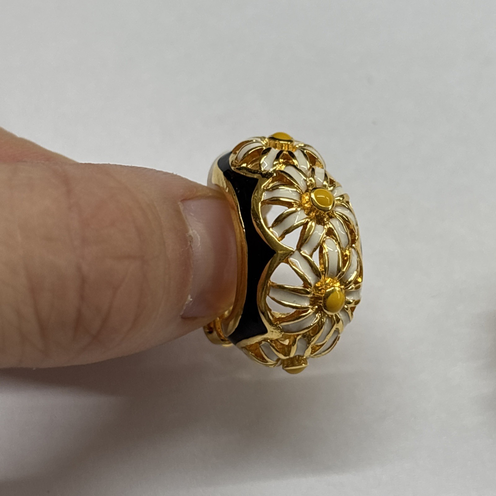 JOAN RIVERS – EARRINGS CLIPS – GOLDTONE – ENAMEL – WHITE /YELLOW FLOWERS (C756)