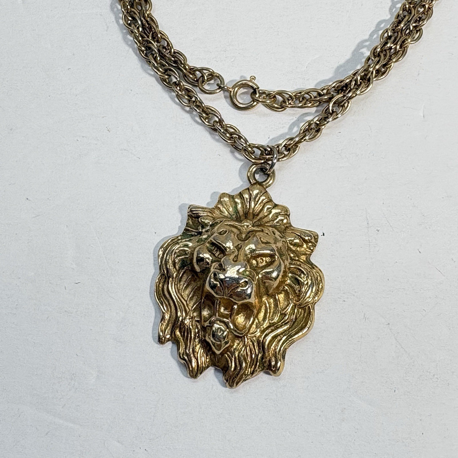 Vintage Gold Tone Lion Head Pendant Necklace Raised Design Leo Zodiac 20″ Chain