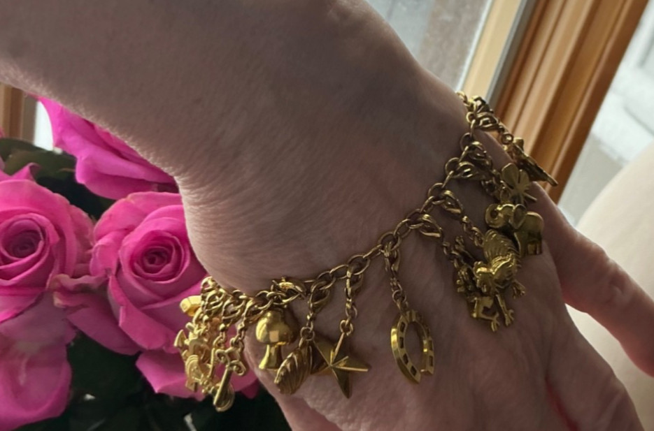 Gold tone Heavy Charm BRACELET with individual Removable Good Luck charms 🍀