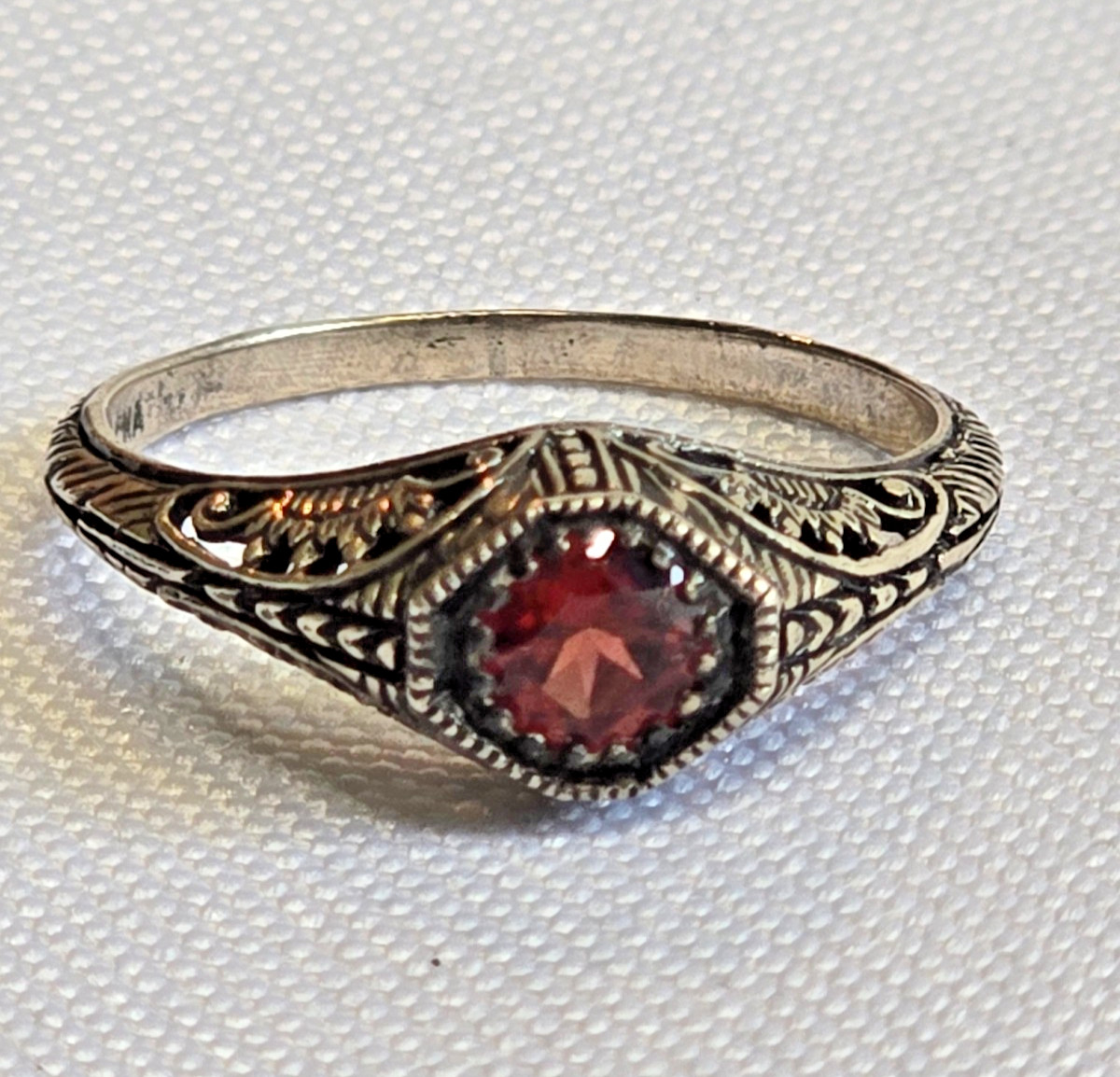 Vtg Sterling Silver Ring 1.76g Fine Jewelry Size 6.75 Band Garnet Look *READ*