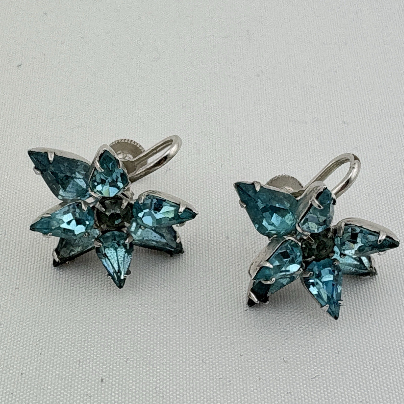 Vintage Bright Aqua Blue Star Screw back Earrings Silvertone 1950’s Retro