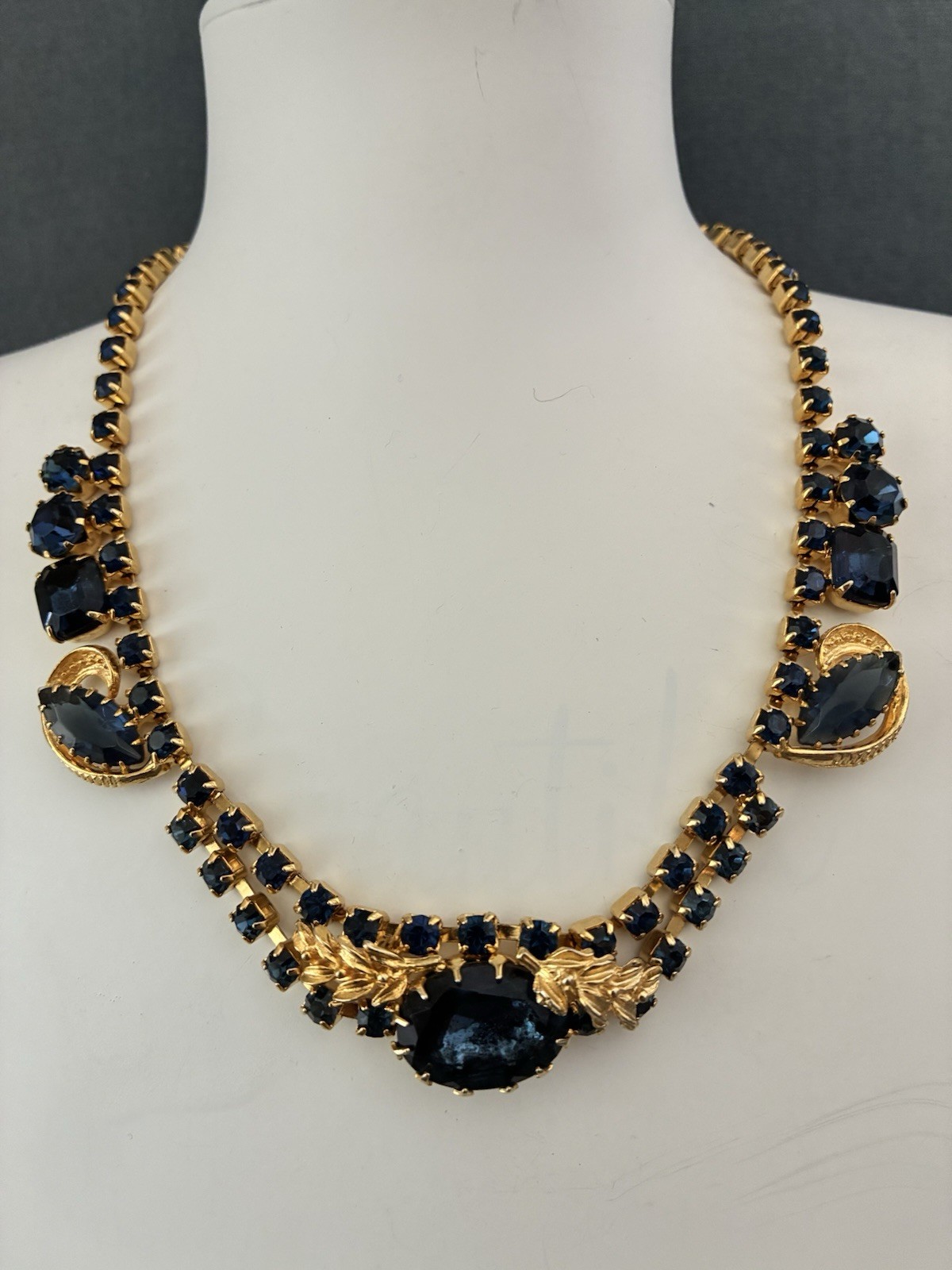 VTG KRAMER ERA 1950s SAPPHIRE BLUE RHINESTONE STATEMENT NECKLACE GOLD TONE 15”