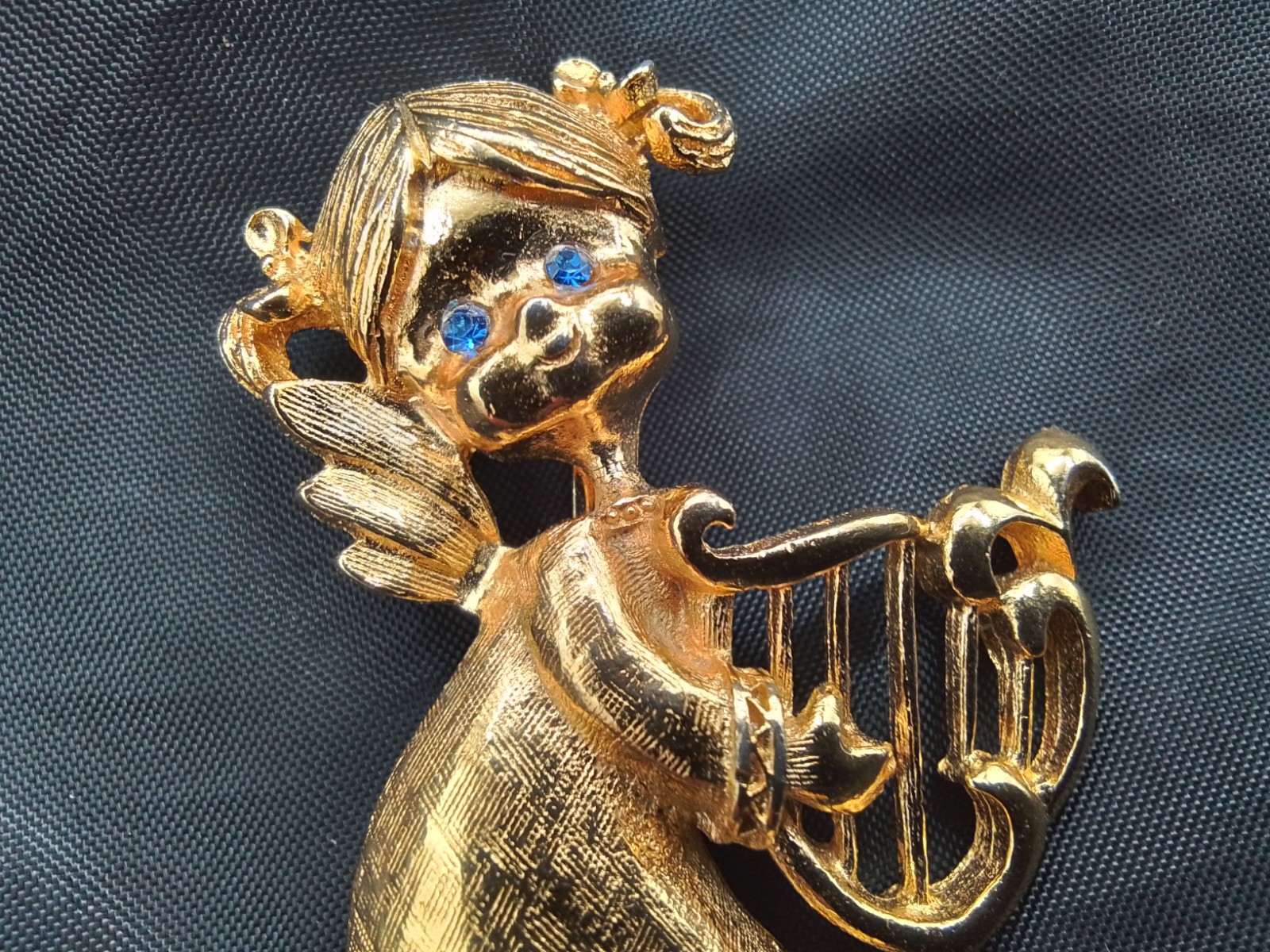 GERRY’S DESIGNER SIGNED BLUE CRYSTAL EYES ANGEL MYSTICAL CREATURE HARP PLAYER