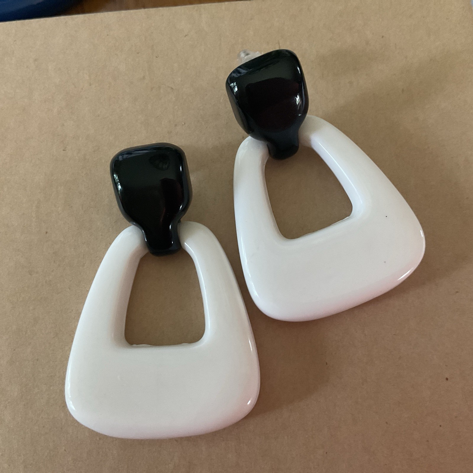 VINTAGE 80s NOS BLACK WHITE Door Knocker LUCITE 1 5/8″ POST EARRINGS