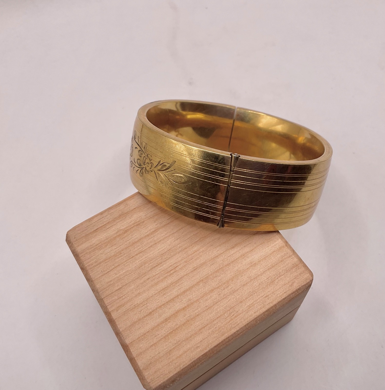 BEAUTIFUL vintage Victorian GOLD FILLED etched wide hinged BANGLE. Monogram H