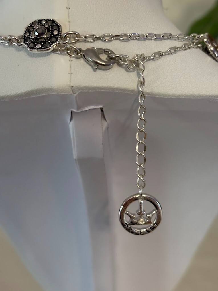 Beautiful Trifari Silver Tone Necklace (34″) for any occasion