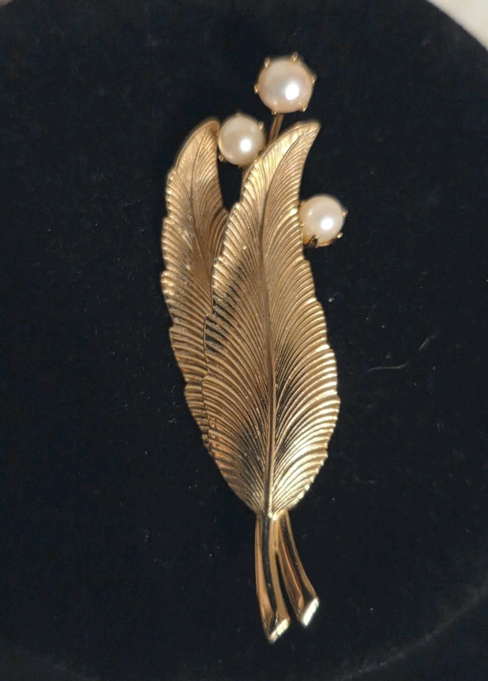 Vintage Gold Tone Leaf Brooch with Faux Pearls – Mid Century Elegant Costume…