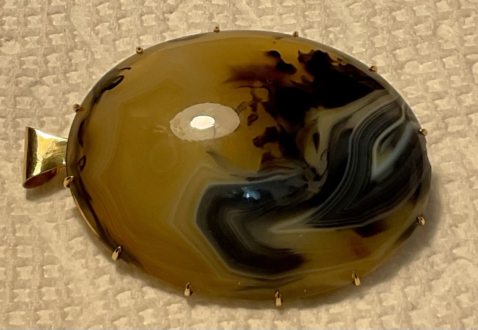 A Stunning 14K Yellow Gold Agate Brooch / Pendant. In Excellent Condition.