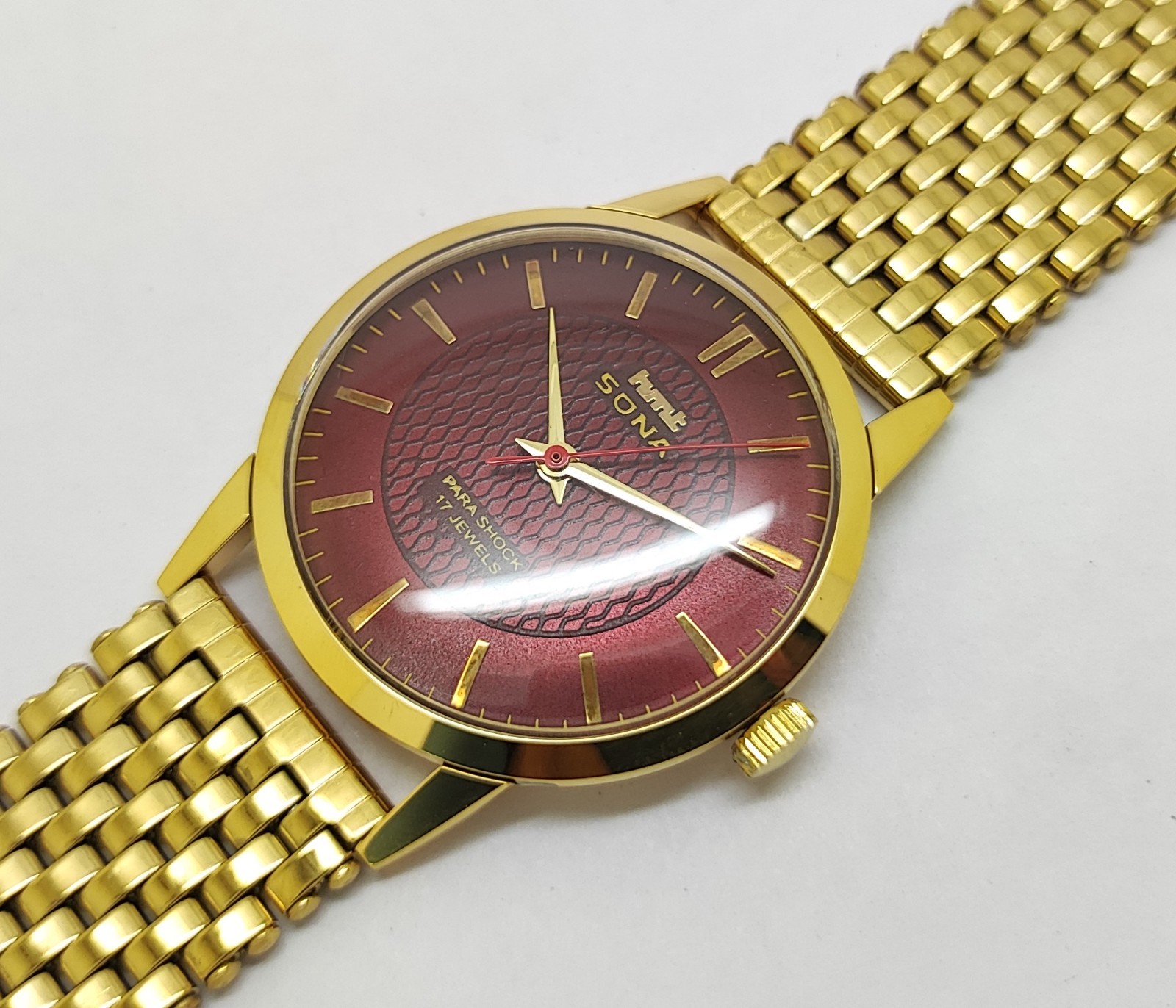 Vintage Hmt Sona Red Dial 17 Jewels Para Shock Mechanical hand winding Watch