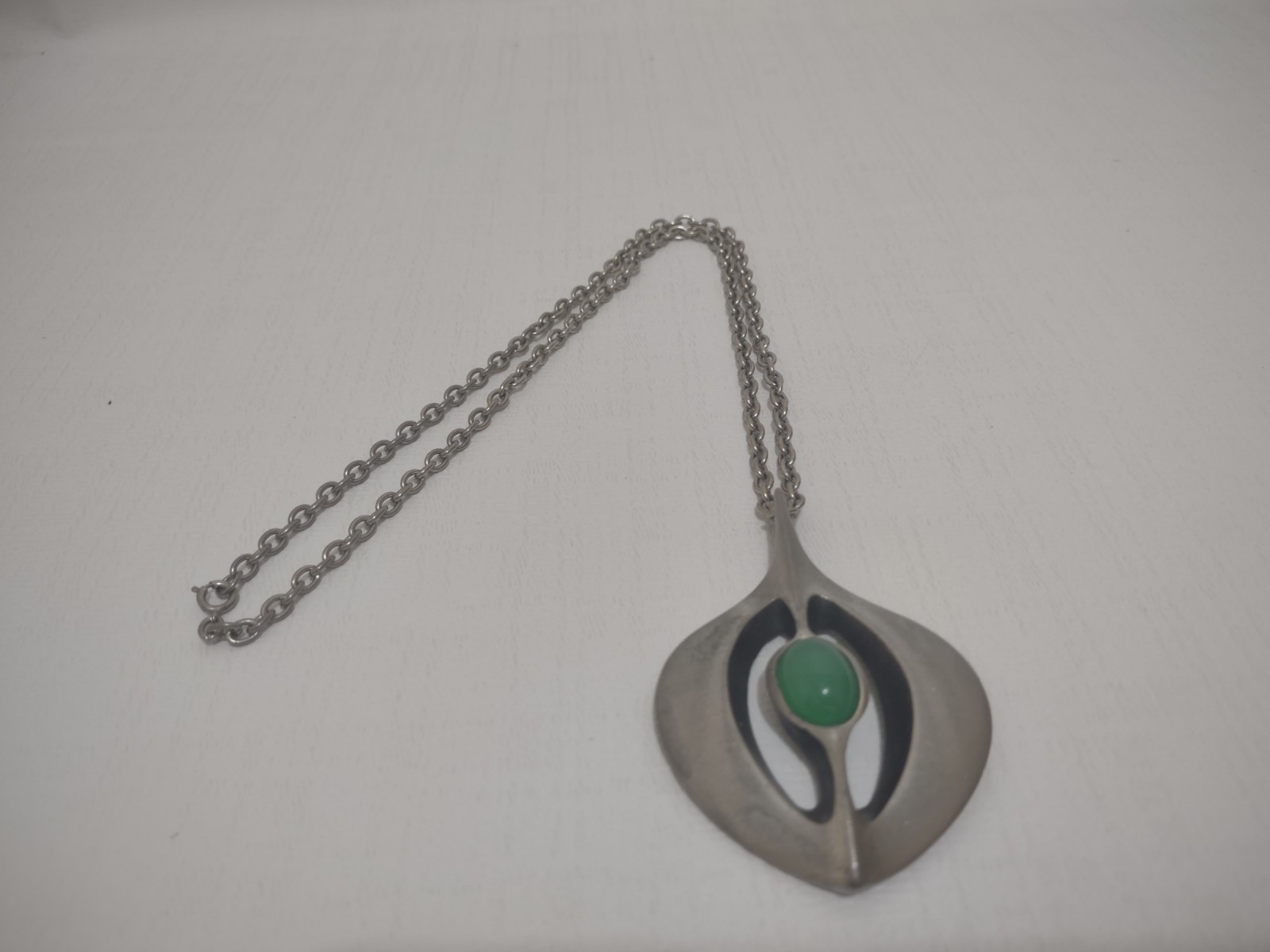 Norsk Tinn Pendant 512 EH Mod Green Stone w Silver Chain Mid Century Vintage