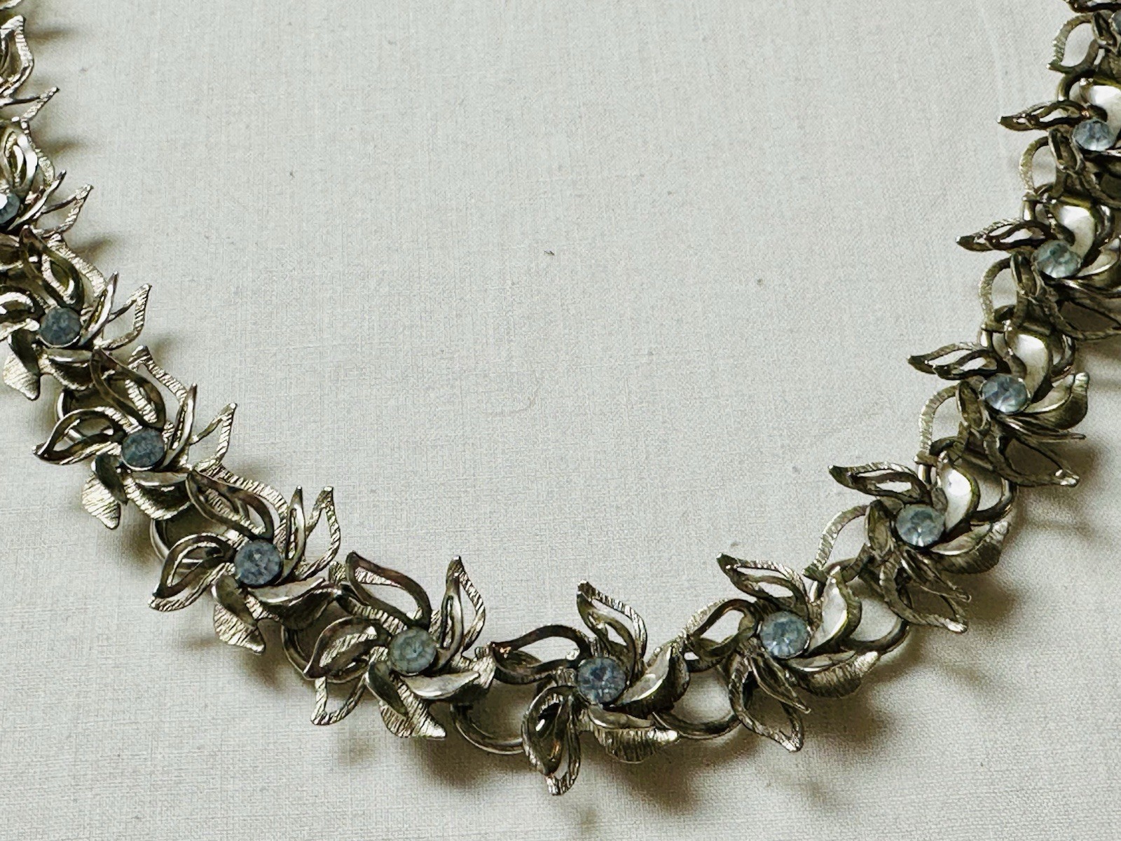 Vintage Mid Century Raised Flower Blue Rhinestone Collar Choker Necklace n908