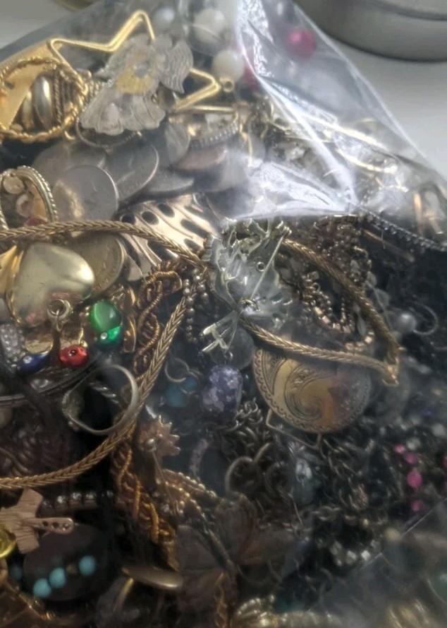 1 Pound Jewelry Costume Vintage Mix LBS necklaces bracelets pins rings etc lbs