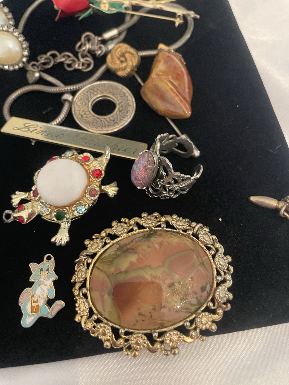 VINTAGE Junk Jewelry Lot FOR CEAFTS Some Signed Pieces Broken Singles Age Wear
