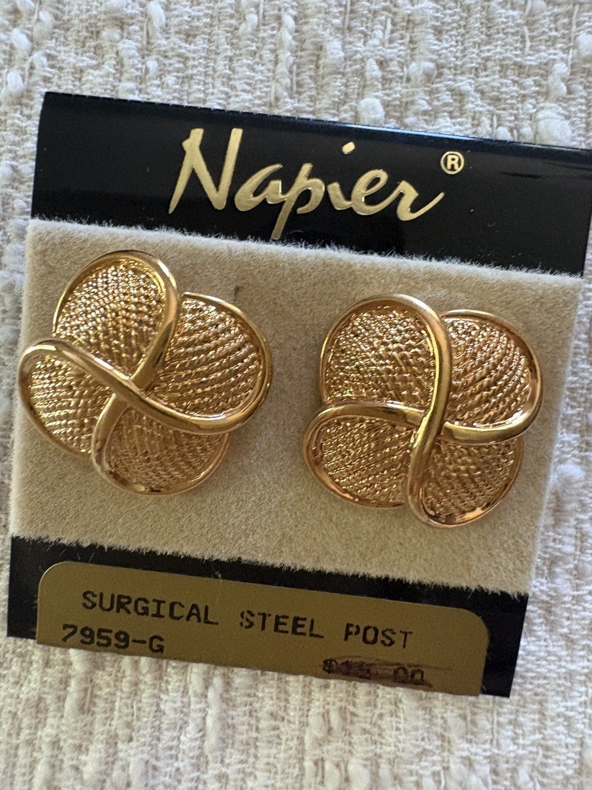 Vtg NAPIER Textured Gold Tone Leaf Wreath Pierced Post Earrings
