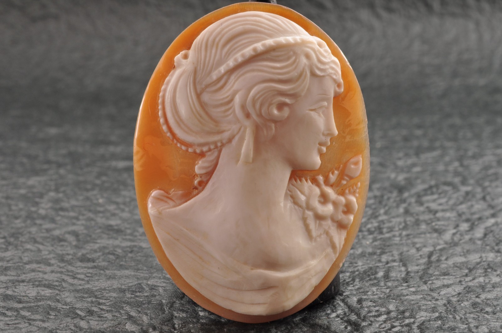 8 items , vintage shell cameo White and brown color (Total 157.5ct) with case.