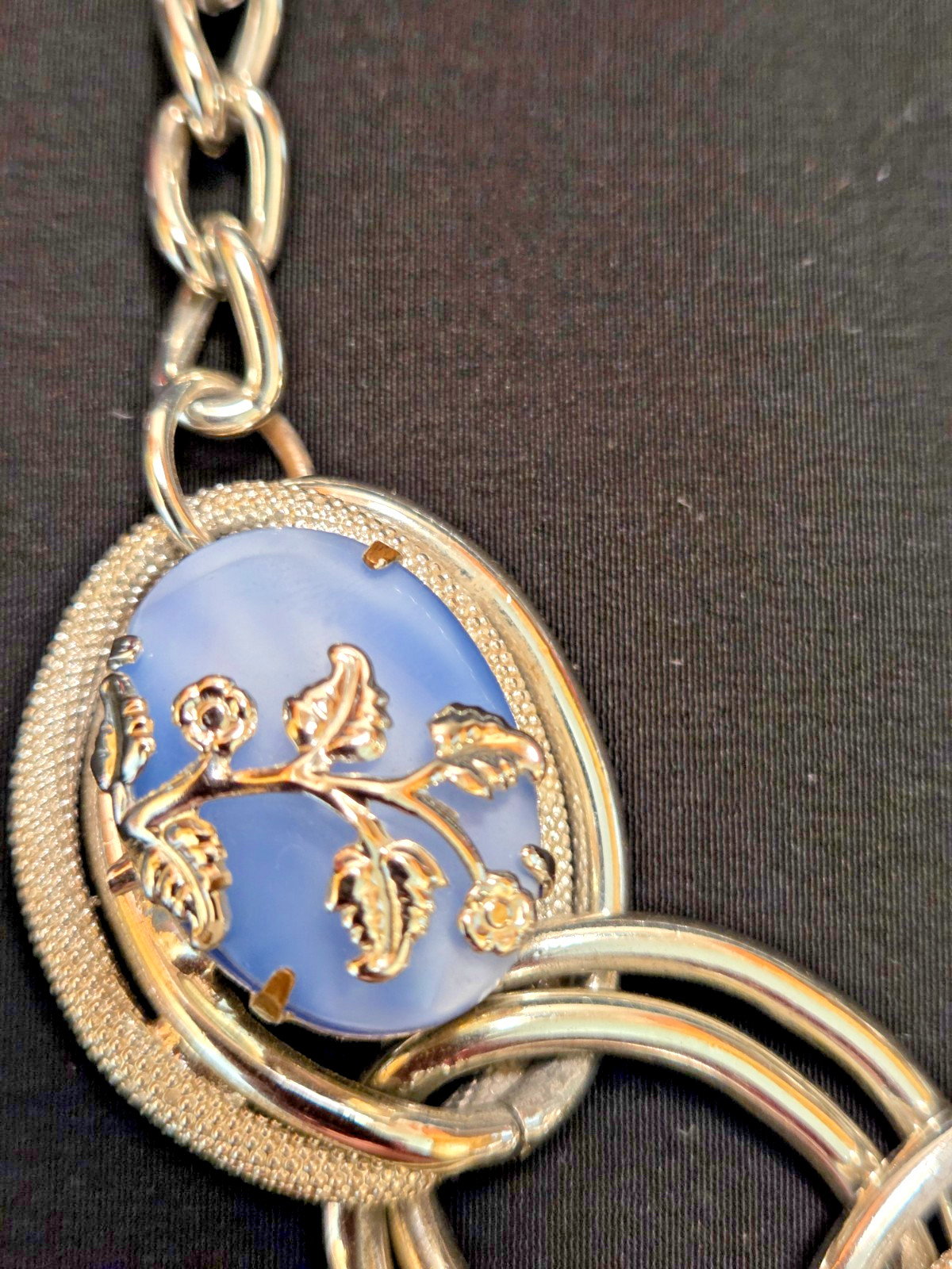 VNTG SILVER TONE TWISTED LARGE LINK BLUE LUCITE CABOCHON NECKLACE & BRACELET SET