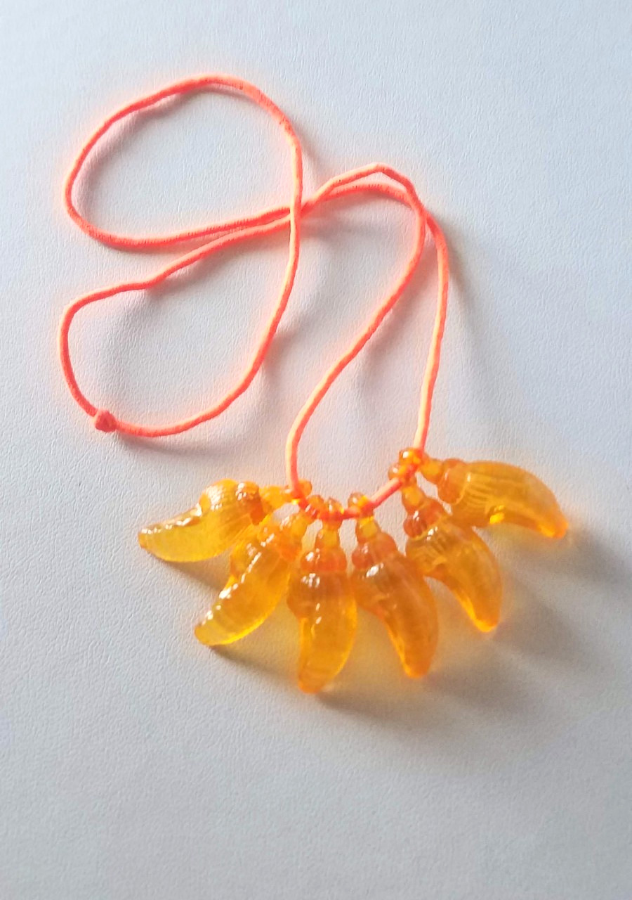 Vintage 16″ Orange Acrylic Conch Shell Elastic Necklace