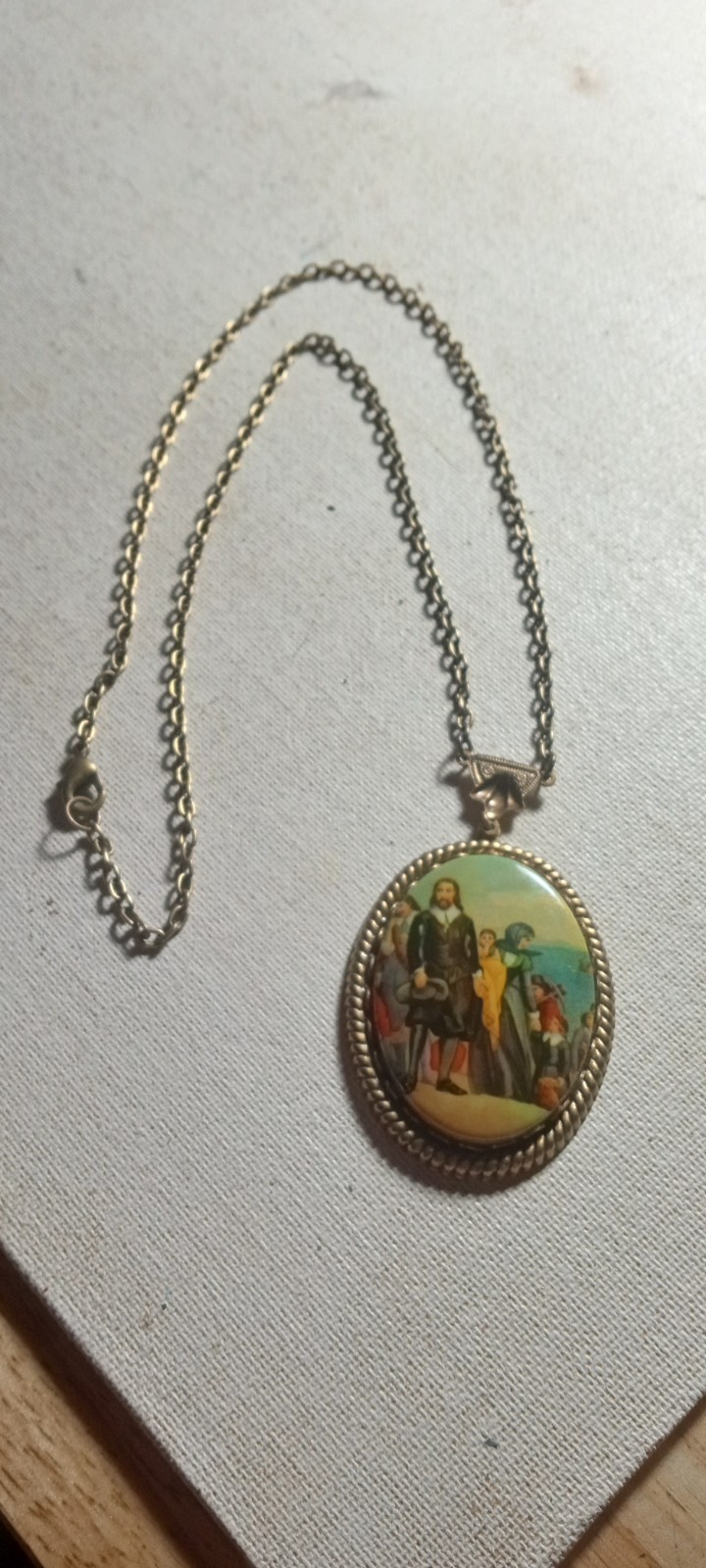 VINTAGE “THE LANDING OF THE PILGRIMS AT PLYMOUTH” GOLD TONED PENDANT NECKLACE!!