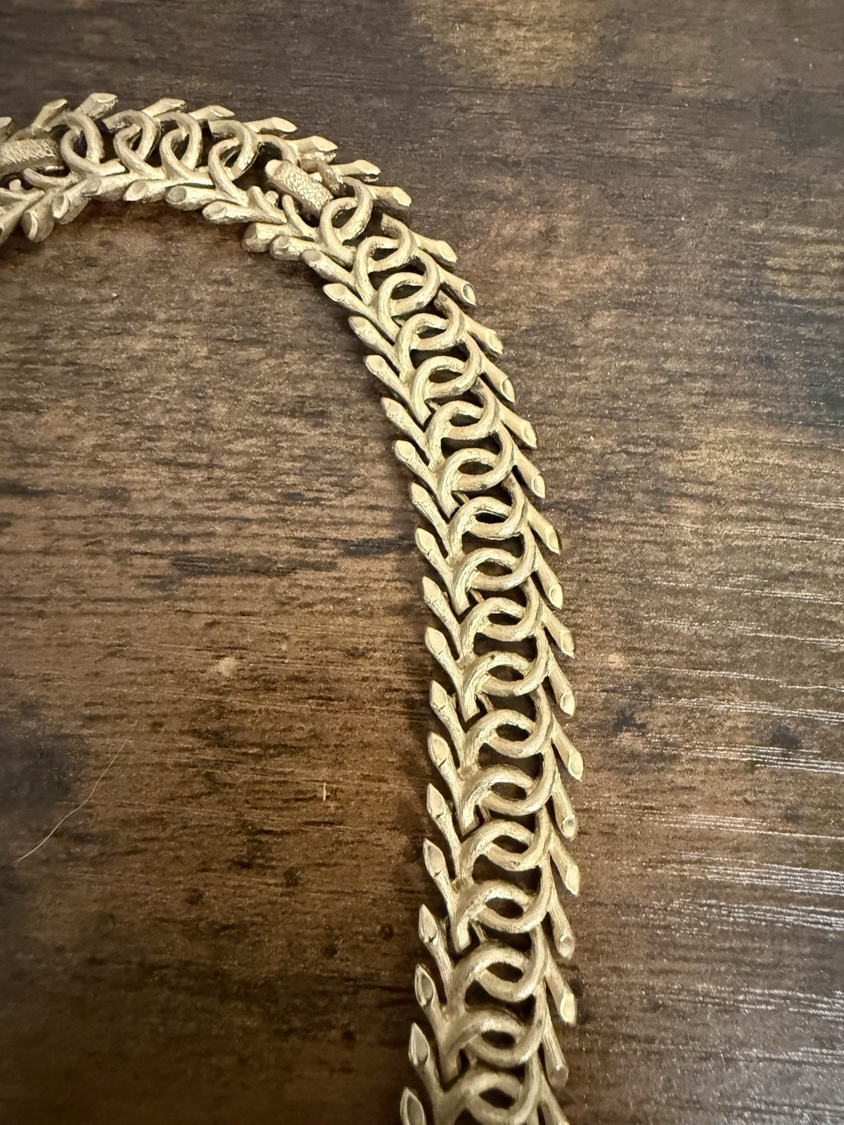 CROWN TRIFARI Link necklace Signed textured vine GOLD Tone Metal Vtg Jewelry