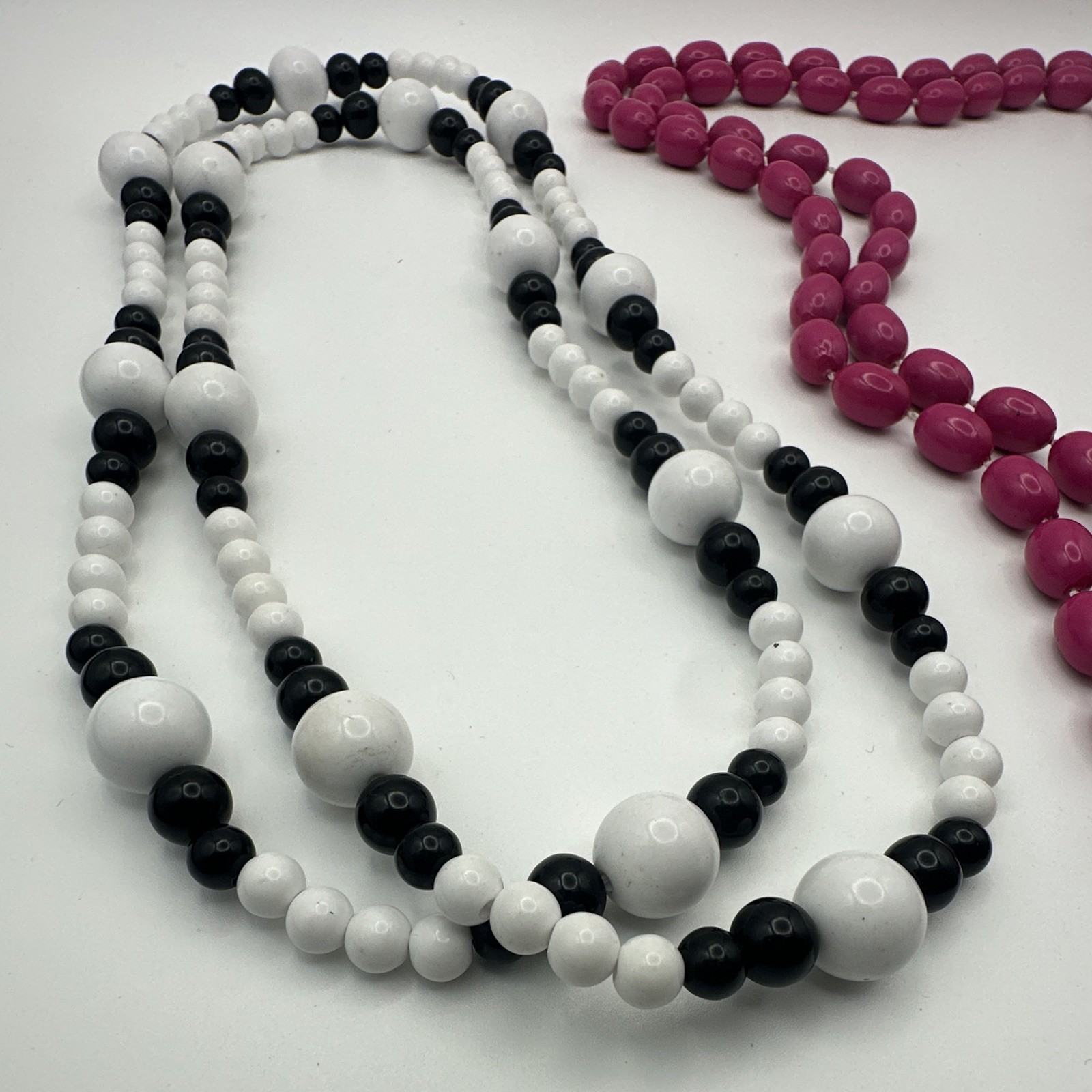 2pc Mixed Lot Plastic Beaded Necklaces Pink Black & White Unisex Adults