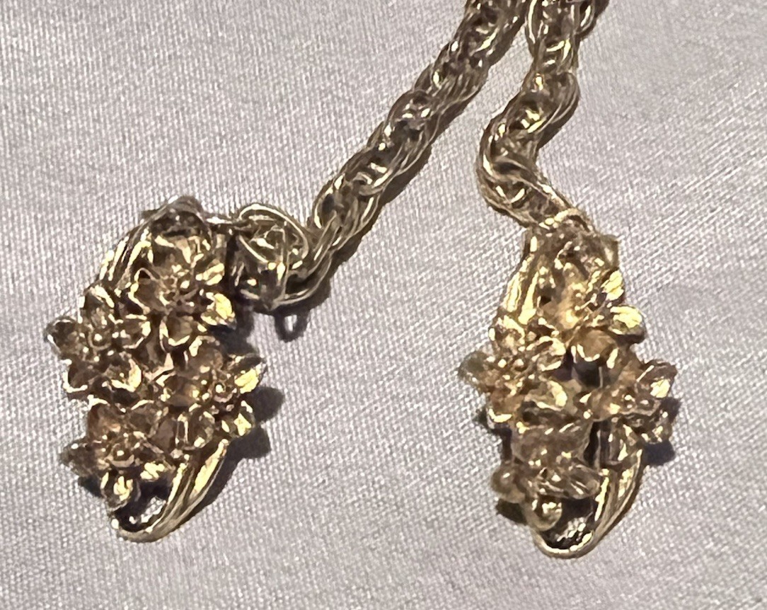 Vintage Gold Tone Sweater Clip w/chain Flower Shape Floral