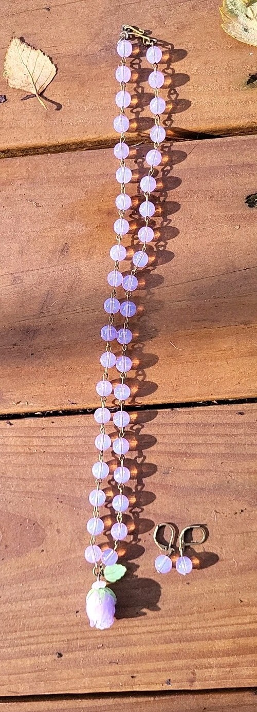 VINTAGE ROSEBUD LAMPWORK ART GLASS PENDANT OPAL LILAC GLASS NECKLACE SET ARTISAN