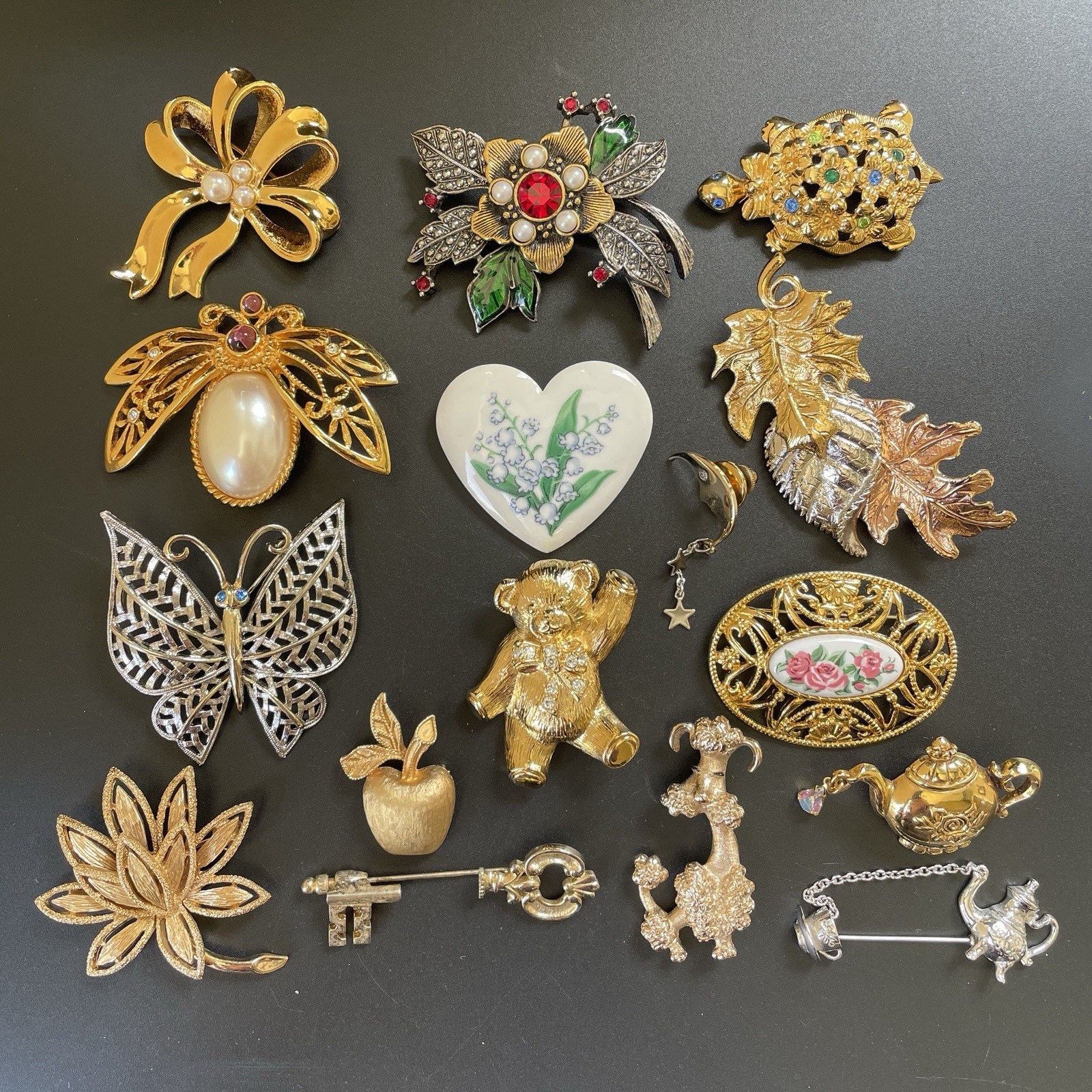 Avon 16 PC LOT Brooch Pin Lot All Signed Turtle Bee Poodle Leaf Butterfly Vtg