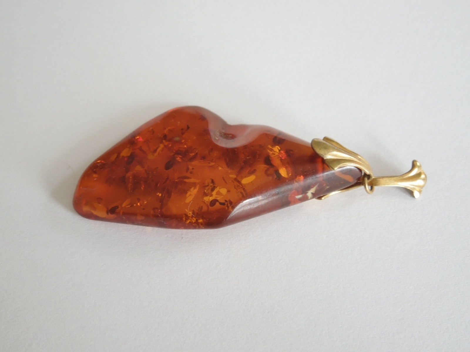 Vintage Pendant Natural Amber Honey 7.2 g / 6.6 x 3.0 cm