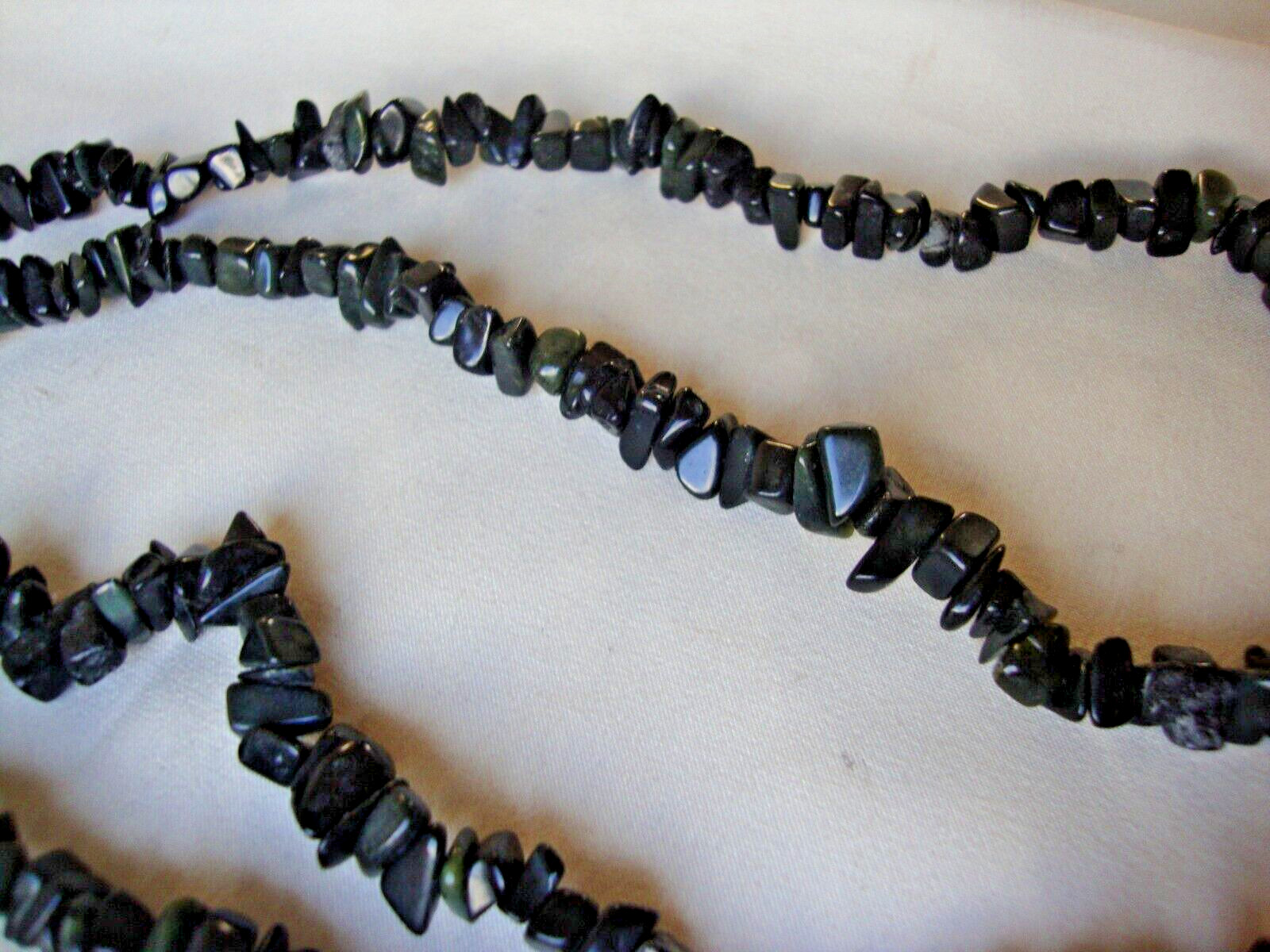 VINTAGE HONG KONG HANDMADE DARK GREEN NEPHRITE JADE CHIPS 35″ ENDLESS NECKLACE
