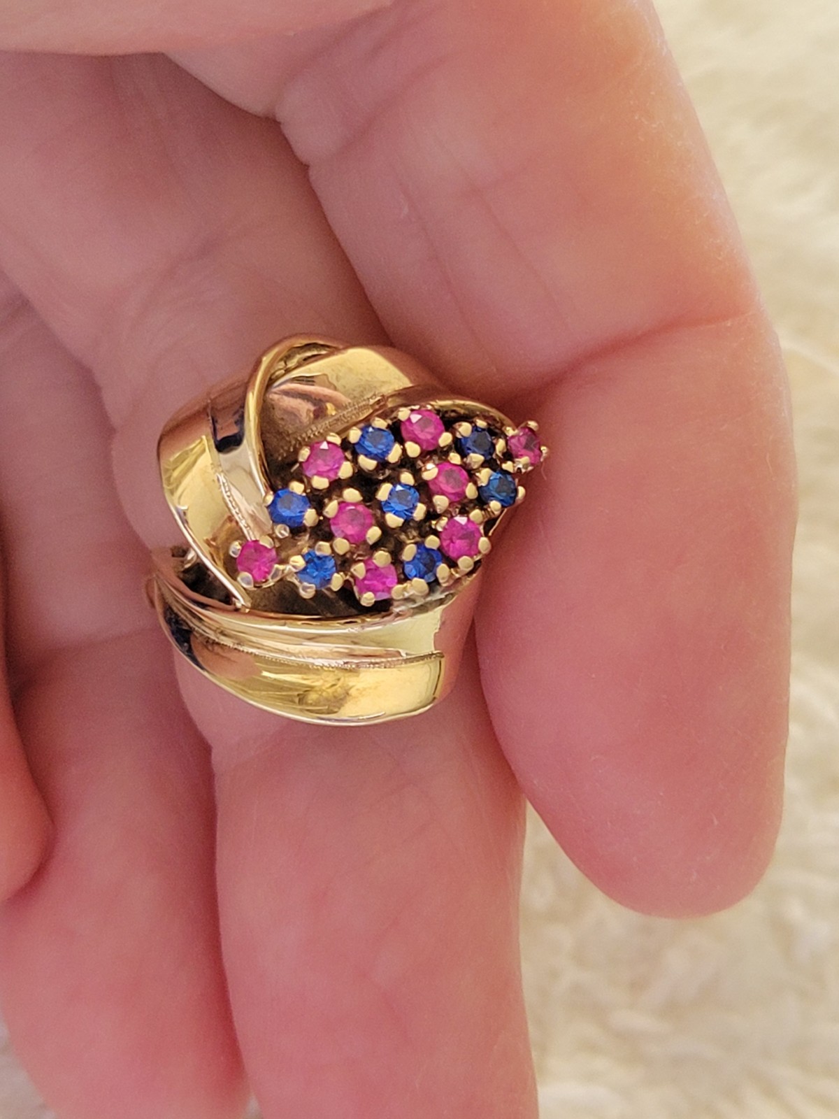 Vintage 1970s 14kt Gold Swirl Ribbon Ring W/ Ceylon Pink &Blue Sapphires Size 6