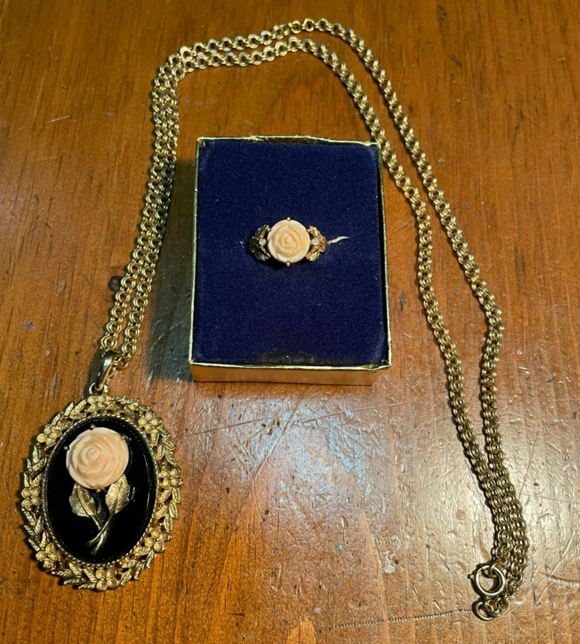 VINTAGE 1973 AVON “SERENA ROSE” REVERSIBLE MIRROR NECKLACE and RING Set