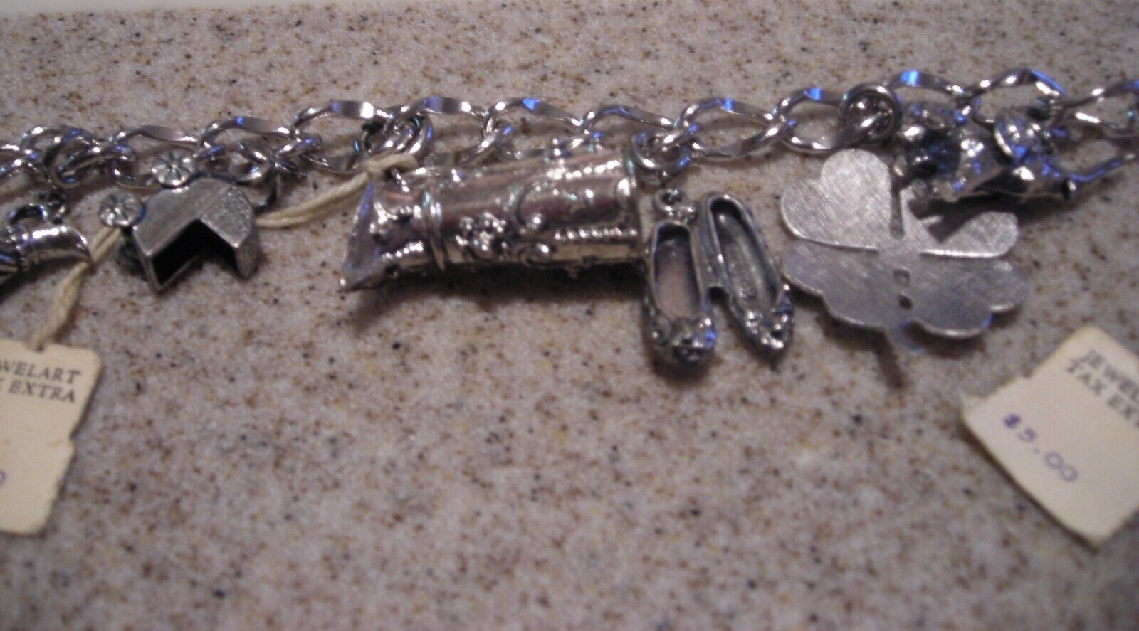 VINTAGE 1960’s ‘JEWELART’ STERLING SILVER 7 INCH CHARM BRACELET (8 CHARMS)