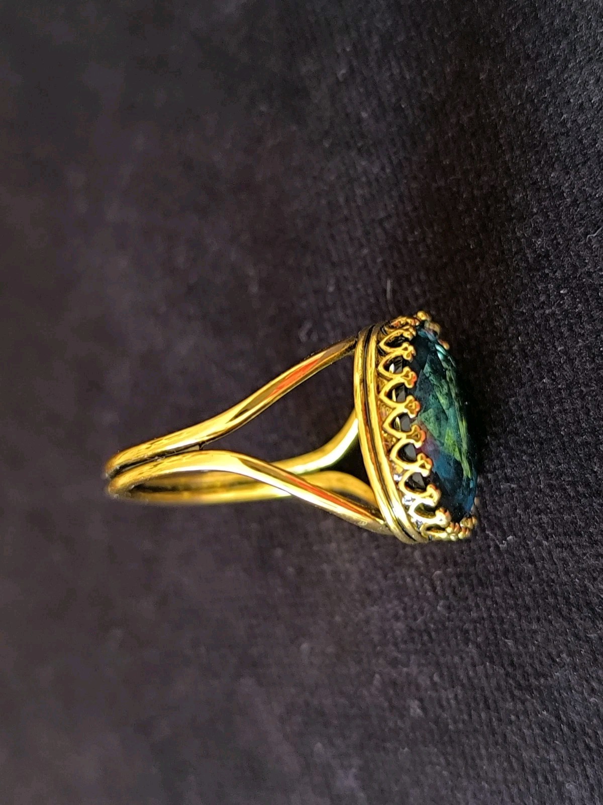 Lovely ring with blue cabochon