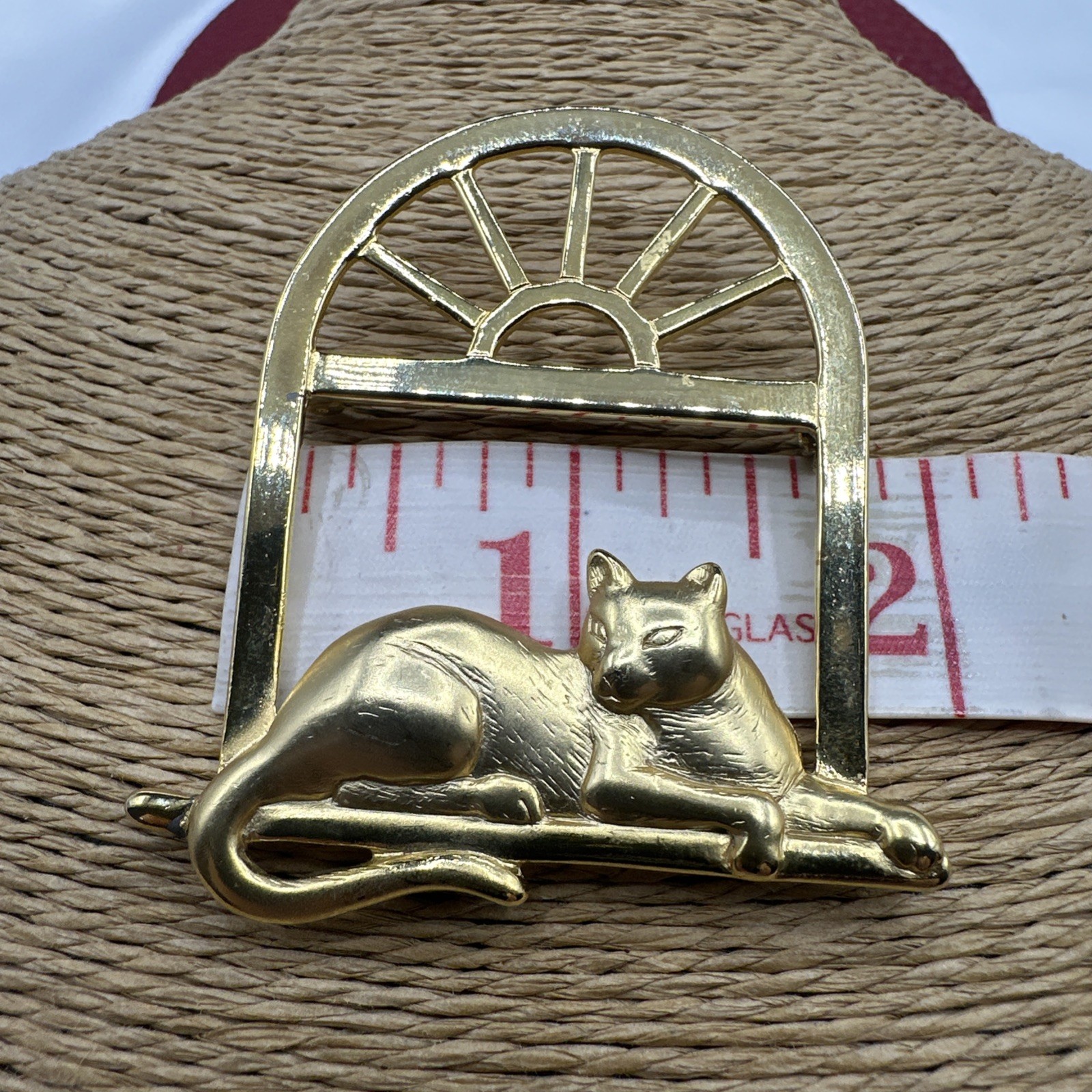 Vintage JJ CAT ON THE WINDOW gold toned brooch. See pics. Signed.