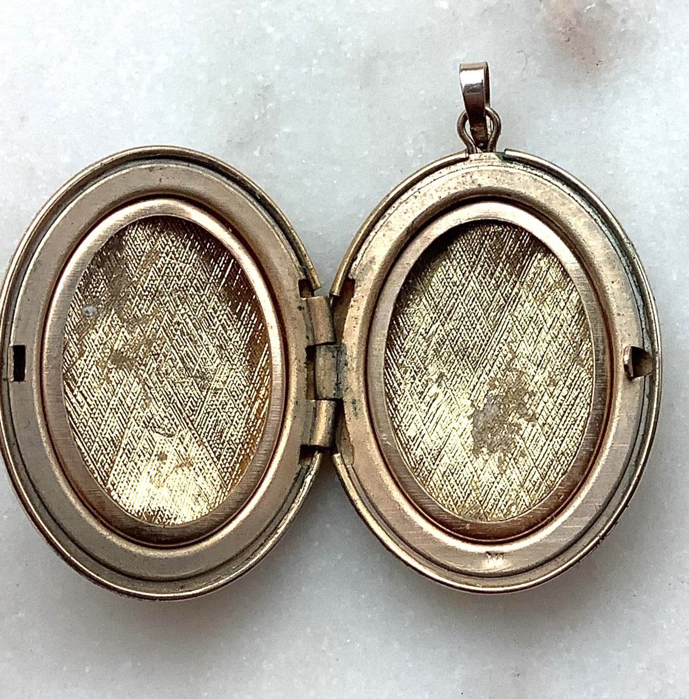 Vintage 14K Yellow Gold Filled Floral Engraved Oval Photo Locket Pendant