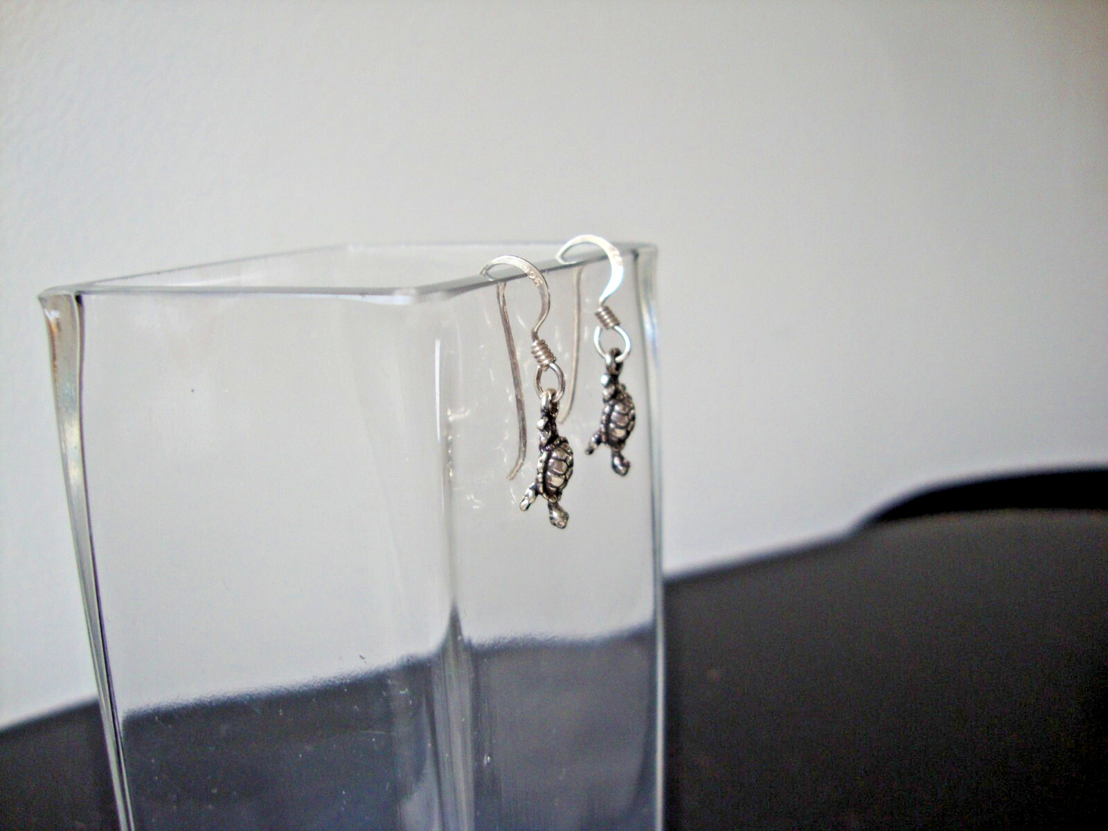 VINTAGE TINY TORTOISE STERLING SILVER STAMPED 925 DANGLE/DROP HOOK EARRINGS