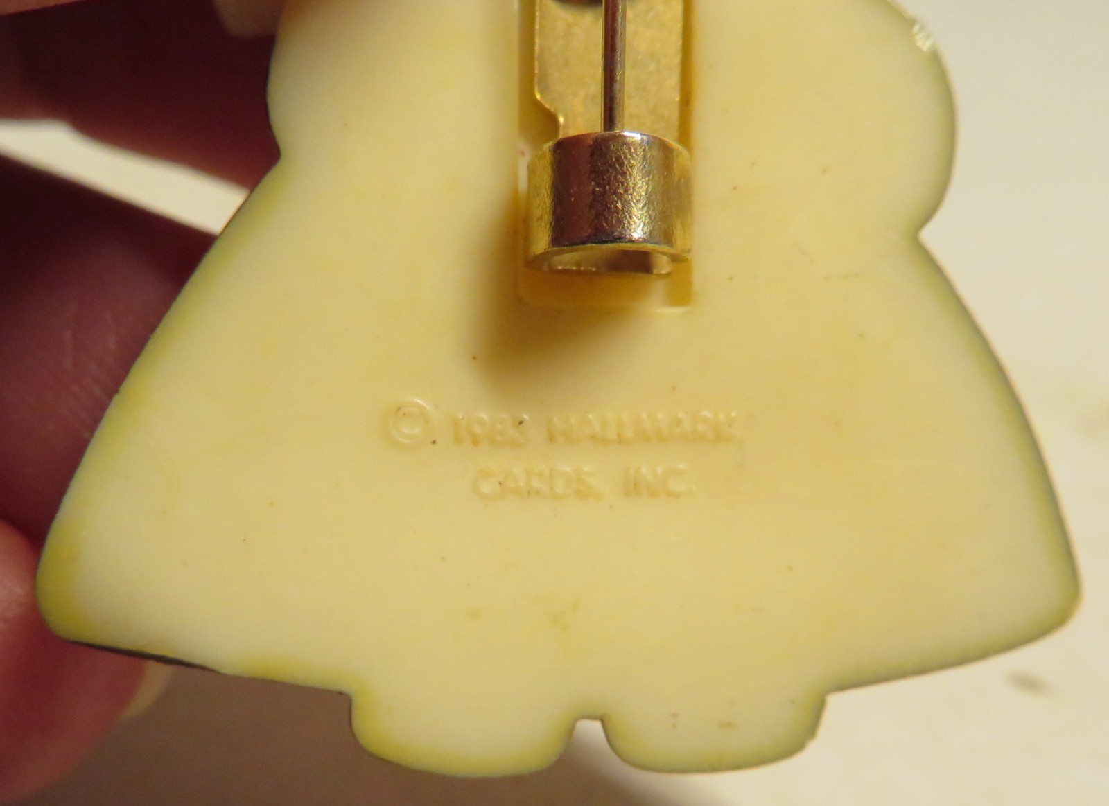Vintage Hallmark Thanksgiving Pilgrim Girl 1983 Pumpkin Plastic 2″ Holiday Pin