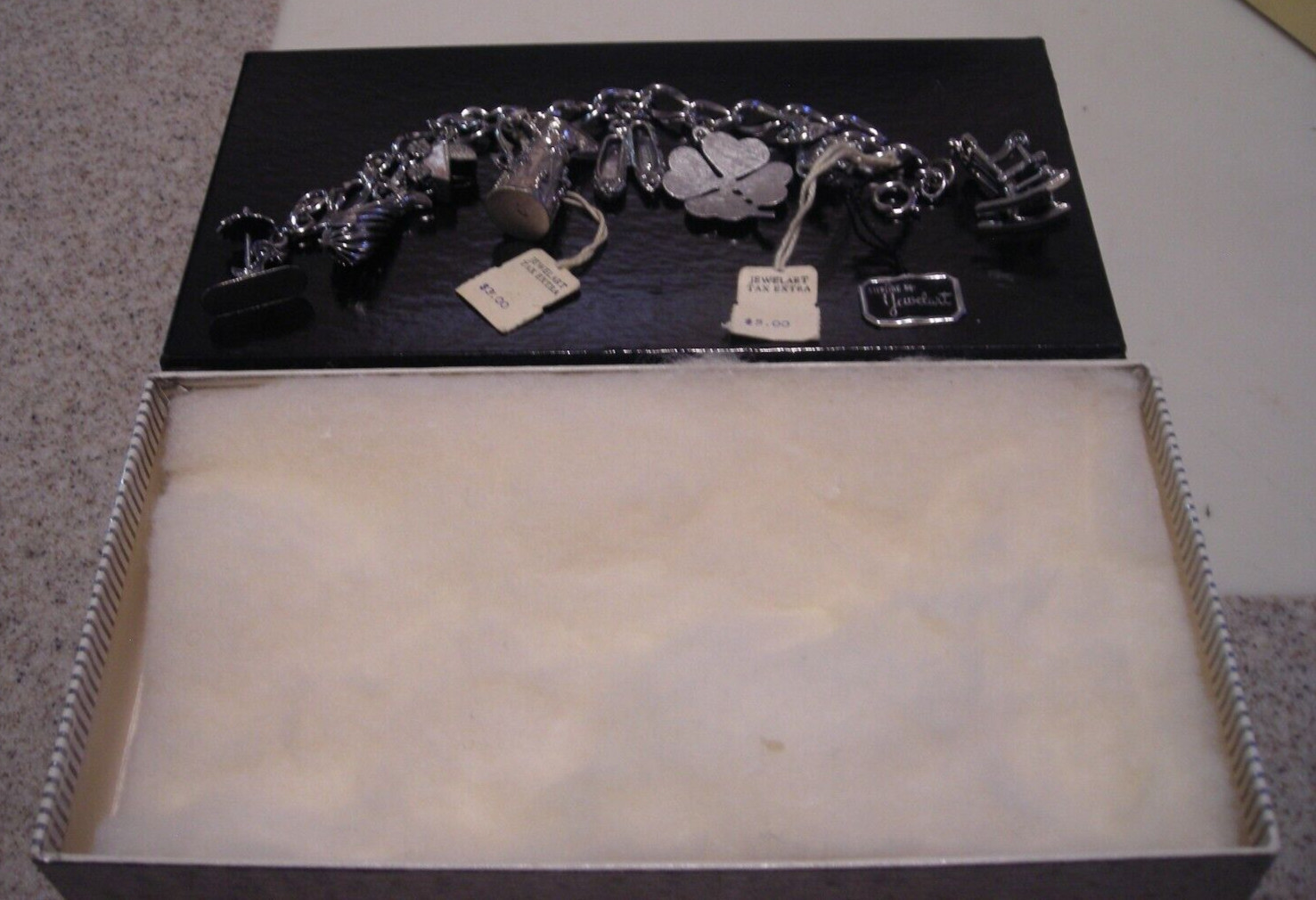VINTAGE 1960’s ‘JEWELART’ STERLING SILVER 7 INCH CHARM BRACELET (8 CHARMS)