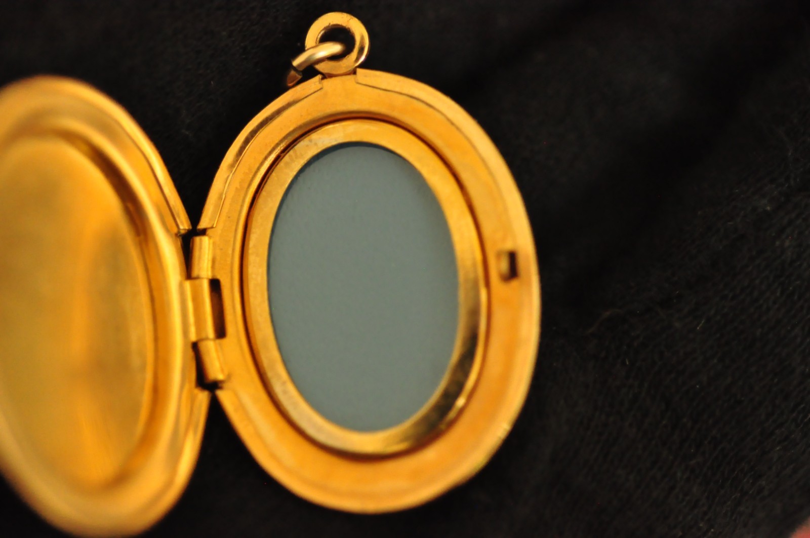 Charming 14K Gold‑Filled Cameo Locket – Victorian Style – 1″ – 8 g – Vintage