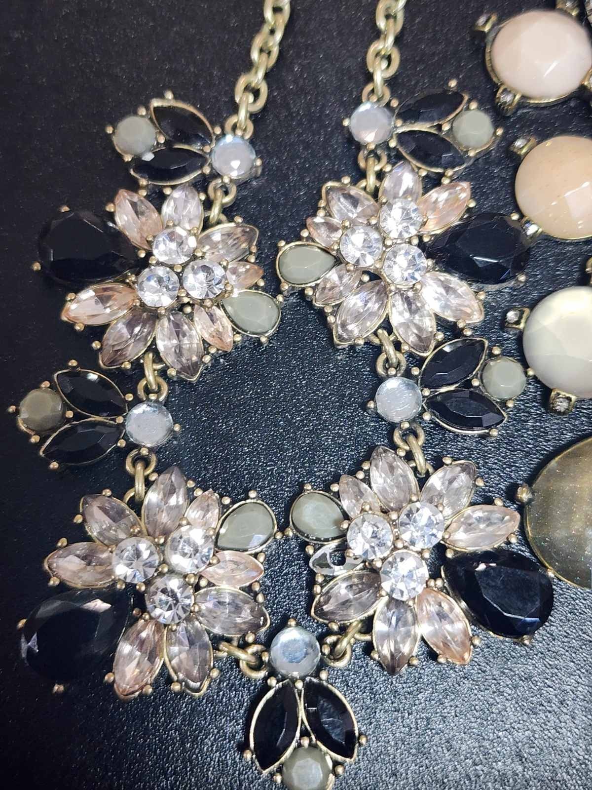Vintage jewelry set of 21 in vintage purse
