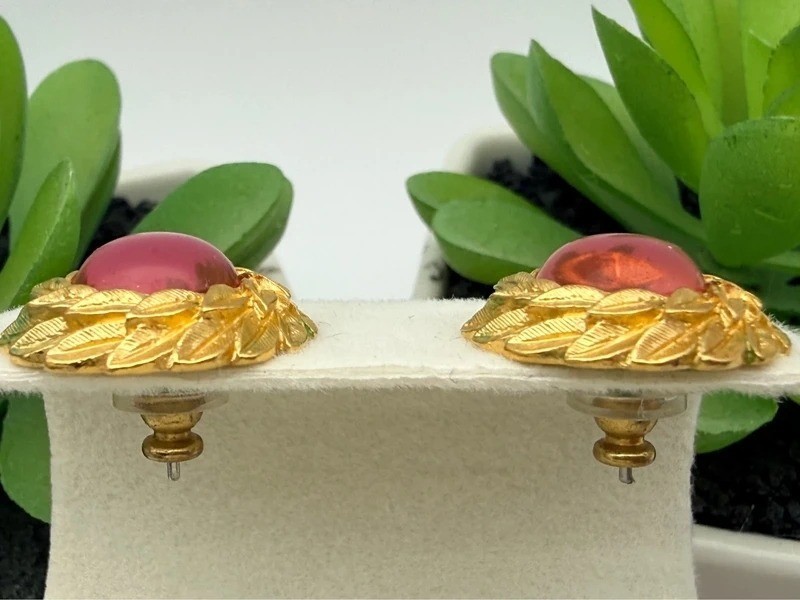Vintage Trifari Stud Earrings Gold Tone Laurel Wreath Pink Cabochon Signed