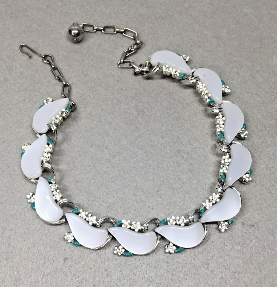 Vintage MID CENTURY SCHRAGER PEARL WHITE & RHINESTONE FLOWERS THERMOSET CHOKER