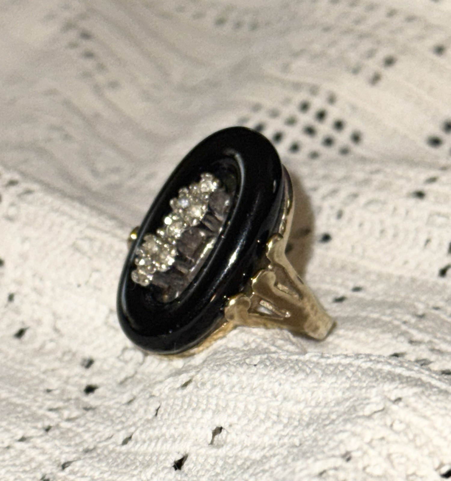 VINTAGE UNCAS 18 KT HGE GOLD PLATED ONYX & RHINESTONE OR ZIRCON RING