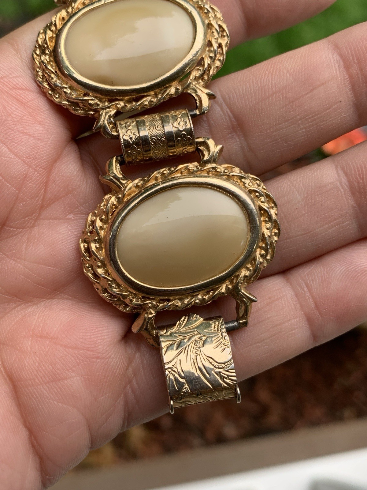 Vintage Chunky 7.5″ Signed Judy Lee Bracelet Gold Tone Panel Wide Glass Cab WOW