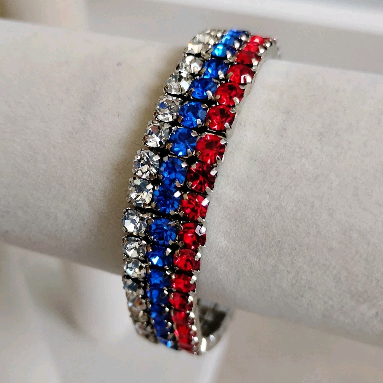 Vtg Quality Patriotic Silvertone Red White Blue Stretch Metal Bracelet Rhineston