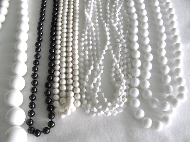 LOT OF 17 PIECES OF VINTAGE COSTUME JEWELRY NECKLACES & BRACELETS ALL WEARABLE