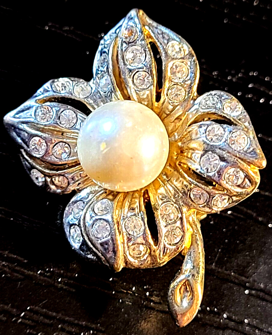 VINTAGE STUNNING CLEAR CRYSTAL FAUX PEARL PRETTY FLOWER SIGNED LANDAU PIN BROOCH