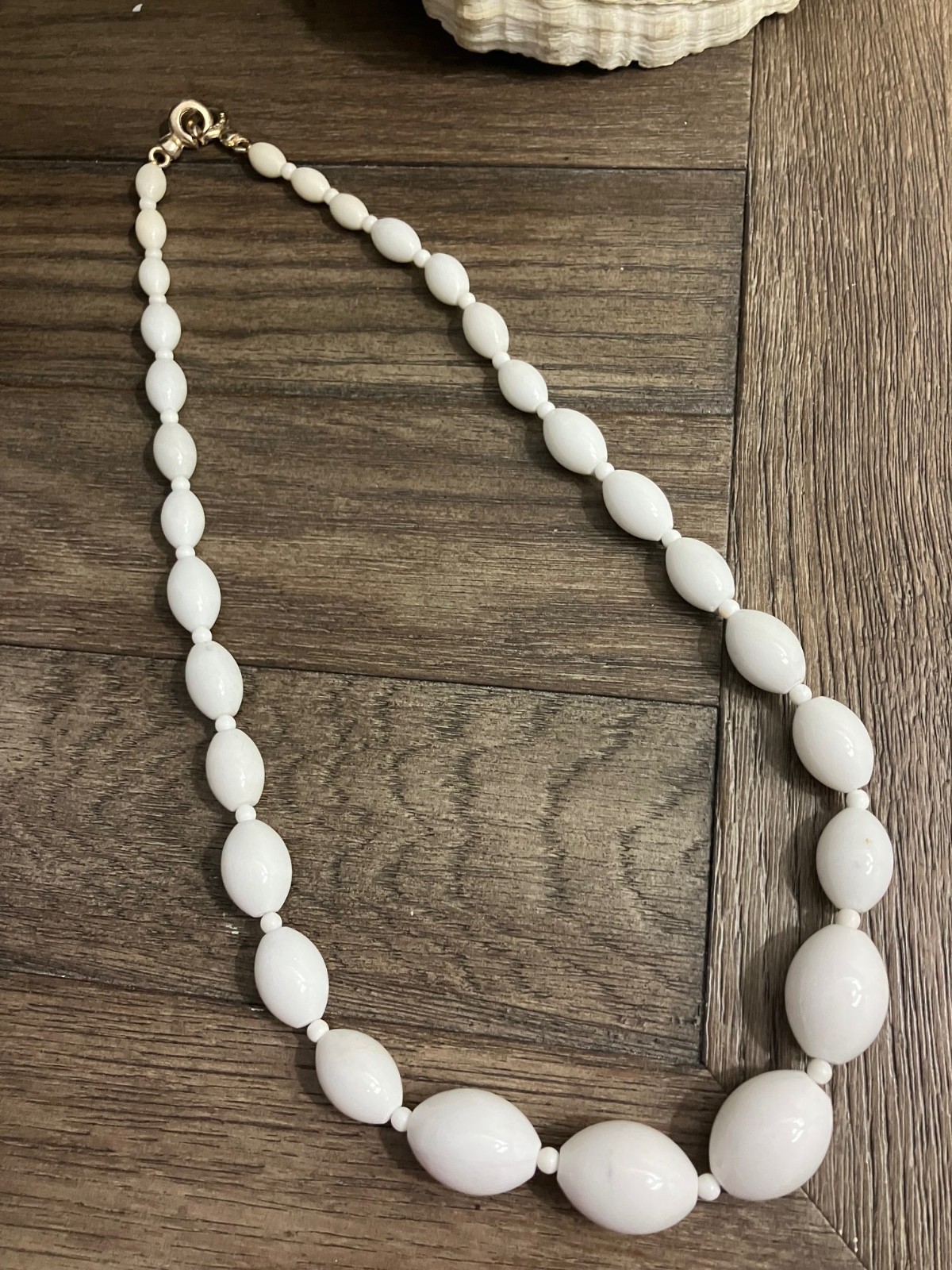 Beautiful Unique Vintage Signed MONA SO White 24″ Asymmetrical Marble Necklace