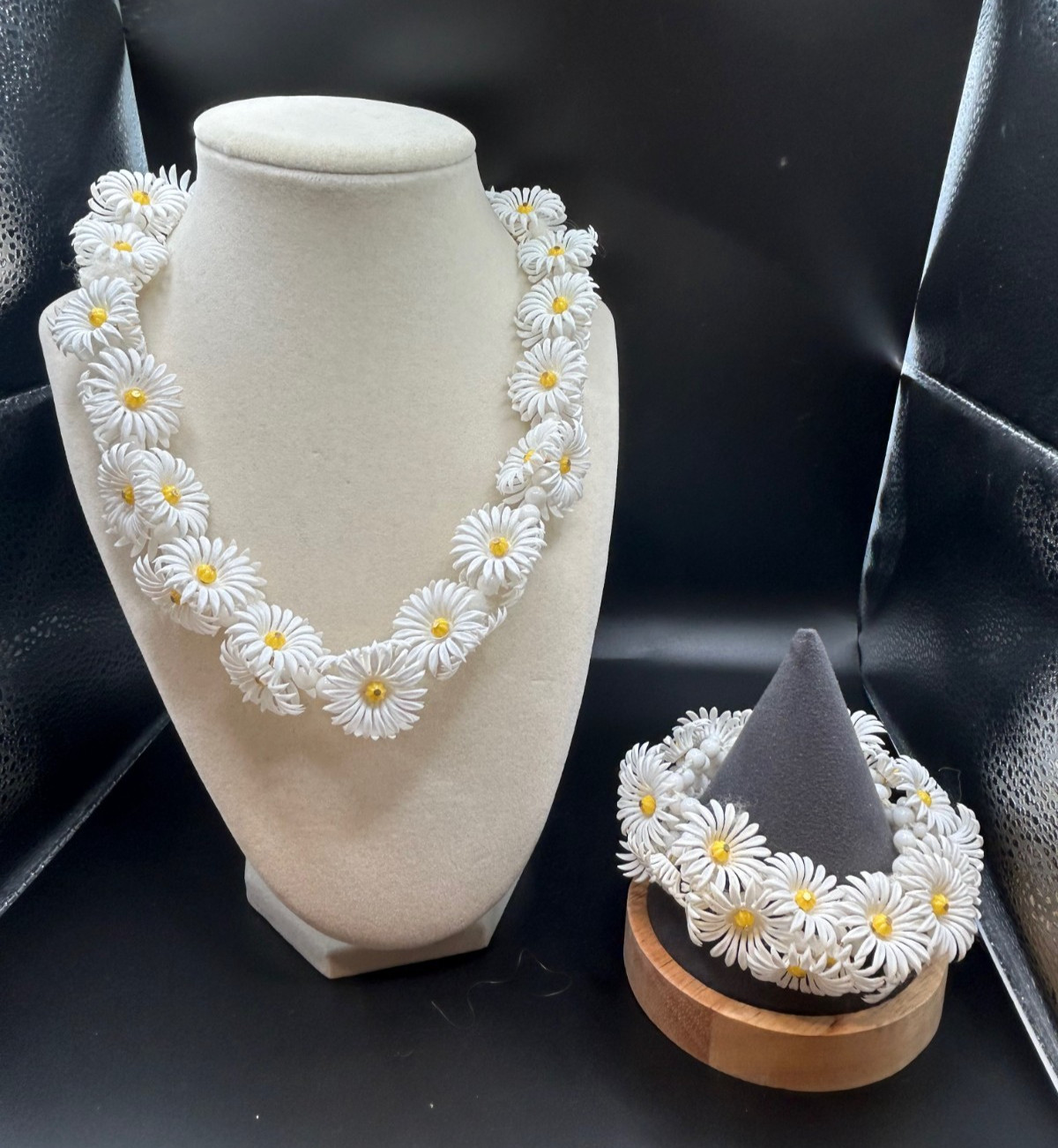 VINTAGE DAISY CLUSTERS SOFT PLASTIC CHOKER W/BRACELET HONG KONG 1960’S