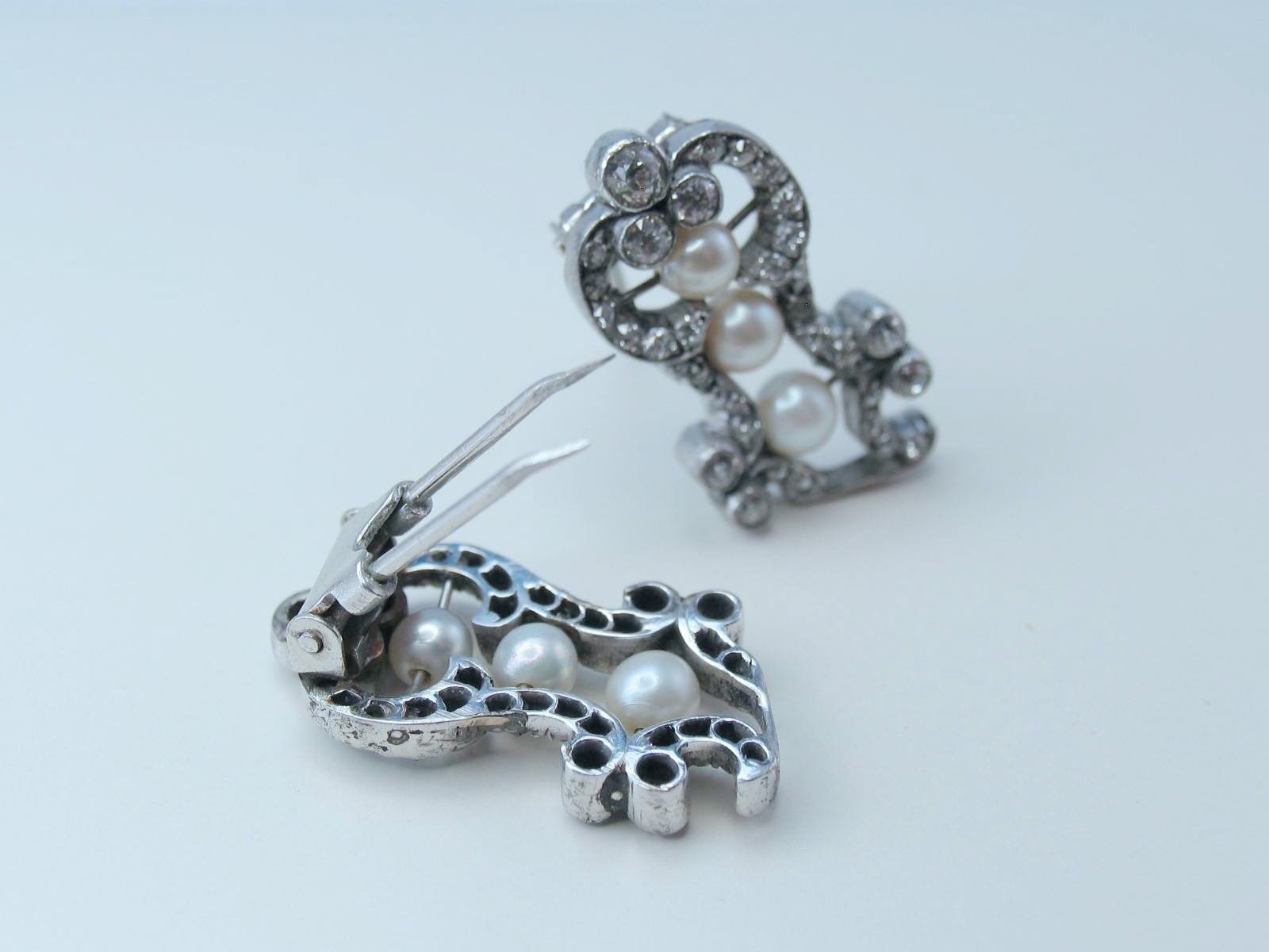 Antique Pair 14k White Gold Lady’s 65 OEC Diamonds 1.88ctw 6 Pearl Fur Clip Pins